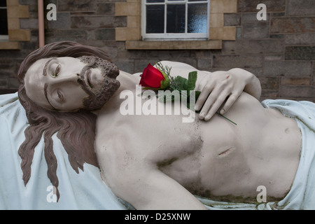 Statue de Jésus Christ à la rose à St Columba's Church Derry Londonderry en Irlande du Nord Banque D'Images