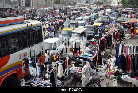 Un grand nombre de véhicules bloqués dans embouteillage à Saddar salon à Karachi le mardi 15 janvier, 2013. La perturbation et embouteillage est observée dans la région métropolitaine après Cour suprême du Pakistan a ordonné d'arrêter le premier ministre Raja Pervez Ashraf dans l'affaire de corruption de location. Banque D'Images