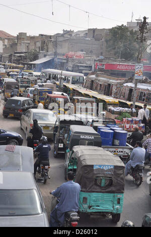 Un grand nombre de véhicules bloqués dans embouteillage à Saddar salon à Karachi le mardi 15 janvier, 2013. La perturbation et embouteillage est observée dans la région métropolitaine après Cour suprême du Pakistan a ordonné d'arrêter le premier ministre Raja Pervez Ashraf dans l'affaire de corruption de location. Banque D'Images