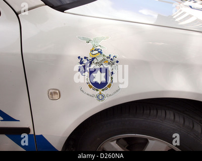 Une voiture de police du département de police de Porto au Portugal, vu patrouiller dans les rues de la ville. Ce véhicule est un élément essentiel de la sécurité publique, transportant des agents qui maintiennent la loi et l'ordre. La voiture de police joue un rôle clé pour assurer la sécurité et répondre aux urgences dans la ville. Banque D'Images