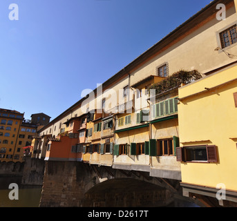 Vue latérale du célèbre Ponte Vecchio de Florence, Toscane Banque D'Images