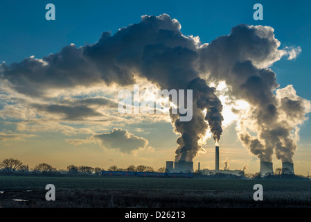 Fiddlers Ferry station d'alimentation en vapeur de l'hiver soleil produisant de l'électricité de puissance pour le réseau national. Banque D'Images