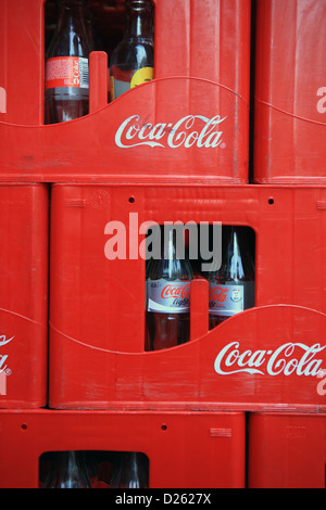 Coca-Cola empilées des caisses de bouteilles vides Banque D'Images