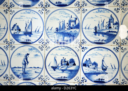 Dutch Delft bleu et blanc 600x600 à l'entrée d'un bâtiment à Amsterdam Banque D'Images