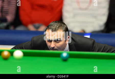 Londres, Royaume-Uni. 15 Jan, 2013. Juge-arbitre Terry Canilleri en action contre pendant pendant le match de Snooker Masters entre Barry Hawkins et Judd Trump dans le Masters de Snooker Alexandra Palace. Banque D'Images