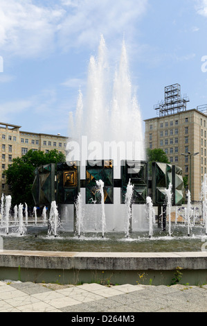 Berlin, Allemagne, à la fontaine de Fritz Kuehn Strausbergerplatz Banque D'Images