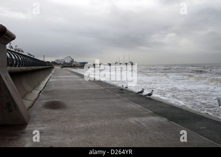 Le front de mer à Blackpool, Lancashire durant la saison d'hiver avec la plage et la jetée sud dans la distance. Banque D'Images
