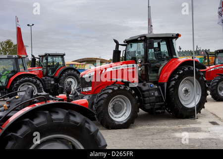 Exposition de tracteurs dans Fira Sant Miquel. LLeida. L'Espagne. Banque D'Images