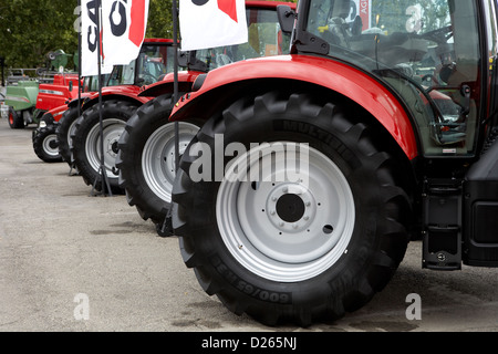 Exposition de tracteurs dans Fira Sant Miquel. LLeida. L'Espagne. Banque D'Images