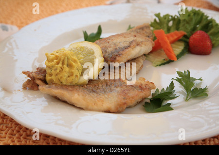 Hambourg, Allemagne, de filets de poisson frit au beurre d'herbes Banque D'Images