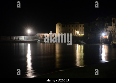 Nuit vue plage de Cefalù Sicile Italie lights jetty Banque D'Images