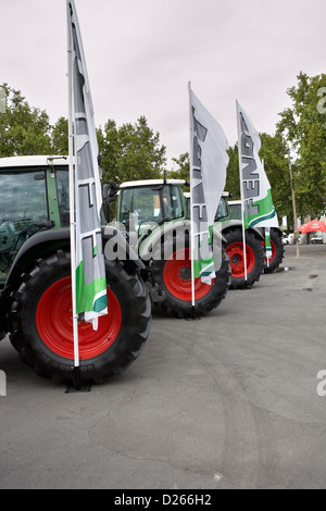 Exposition de tracteurs dans Fira Sant Miquel. LLeida. L'Espagne. Banque D'Images