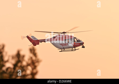 Eurocopter BK aéroporté 117-B2 hélicoptère de sauvetage d'urgence en vol de service DRF Luftrettung Air Rescue à l'aube Banque D'Images