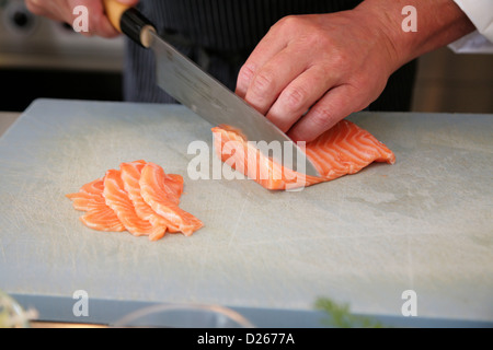 Hambourg, Allemagne, la cuisson réduit les tranches de filet de saumon Banque D'Images