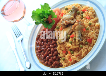 Arroz con pollo (poulet et riz) et de haricots, Puerto Rico Banque D'Images