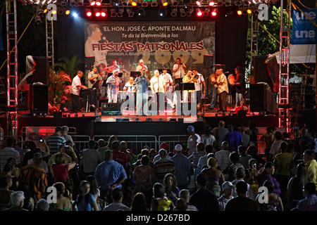 Groupe de salsa d'effectuer à fiesta patronales (saint patron fête), Carolina, Puerto Rico Banque D'Images