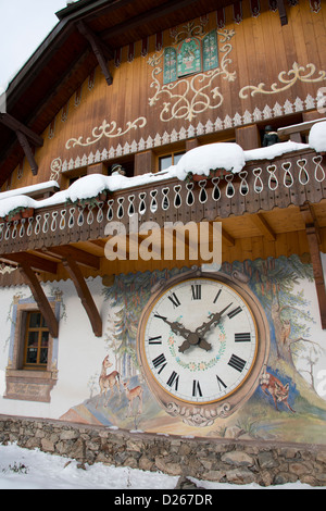 Allemagne, Forêt Noire, Hollsteig. Hofgut Sternen Village de la Forêt-Noire. Grande Forêt Noire traditionnel allemand Cuckoo Clock. Banque D'Images