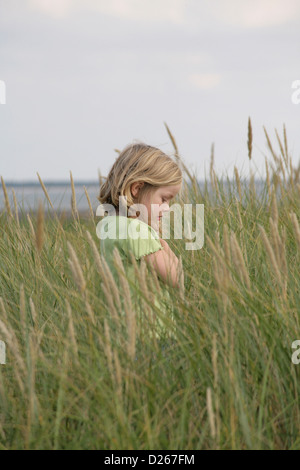 Amrum, Wittduen, Allemagne, 5 ans, jeune fille se tient dans les dunes Banque D'Images