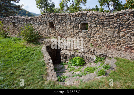 L'église romantique de Cisnadioara avec des murs à la défendre et à la population du village en cas de danger. Roumanie, Sibiu. Banque D'Images