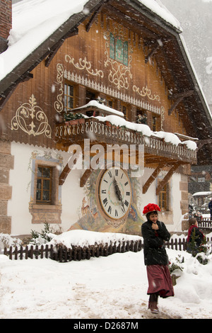 Allemagne, Forêt Noire, Hollsteig. Hofgut Sternen Village de la Forêt-Noire. Femme en 'traditionnels' pompom hat. Banque D'Images