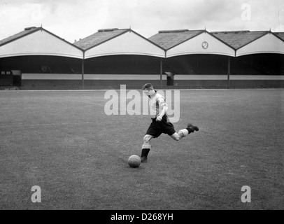 Johnny Hancocks Wolverhampton Wanderers footballeur légendaire à Molineux 5/9/1955. Stade Molineux, stade de football des années 1950 Banque D'Images