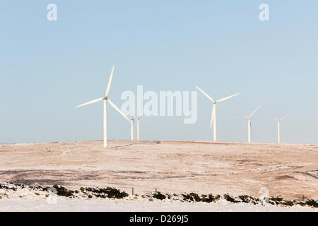 Rochdale, Lancashire 15 janvier 2013. Éoliennes sur la connaissance Tk Moor près de Rochdale font partie de la plus grande ferme éolienne terrestre en Angleterre l'existence de 26 turbines d'une capacité nominale de 65MW. La neige est tombée sur la lande cette semaine avec plus de chances dans les prochains jours et dans un processus permanent de prévision des températures inférieures au point de congélation pendant au moins une semaine à l'avance, mais les conditions calmes signifie les turbines ne tournent pas en tout temps et seulement lentement renouvelable aux moments où ils travaillent, ce qui suggère la puissance de sortie maximale est inférieure à un moment où elle est le plus nécessaire pour répondre à la demande d'électricité. Banque D'Images