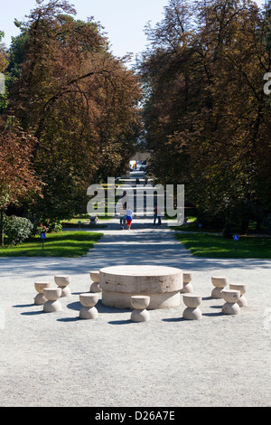 La Table du silence par Constantin Brancusi, Oradea, 1938. Elle fait partie d'un ensemble sculptural. Roumanie, Timisoara. Banque D'Images