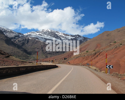 Route à travers les montagnes du Haut Atlas Banque D'Images