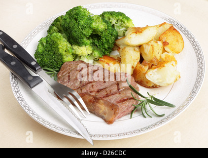 Faux filet grillé steak servi avec de l'ail écrasé de pommes de terre et le Brocoli bouilli Banque D'Images