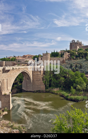 L'Europe, l'Espagne, Tolède, St. Martin's Bridge (Pont de San Martin) sur le Tage avec la vieille ville de Tolède t dans l'arrière-plan Banque D'Images