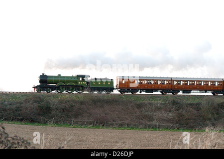 Locomotive à vapeur tirant un train de voyageurs sur la vue du côté de fer North Norfolk Banque D'Images