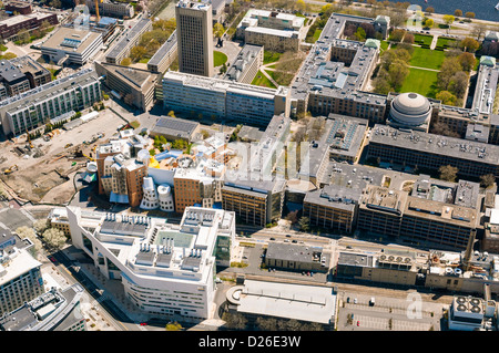 Vue aérienne de l'Institut de technologie du Massachusetts du campus principal y compris Frank Gehry conçu Stata center Banque D'Images