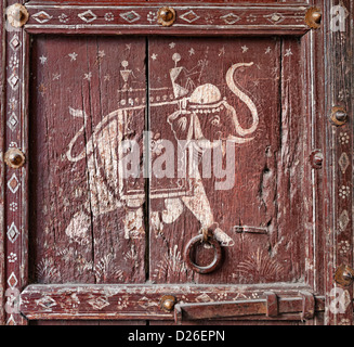 Vieille porte en bois, avec une photo d'un éléphant. Fragment. Le Rajasthan, Inde Banque D'Images