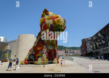 Sculpture chien géant avec des fleurs en face du musée Guggenheim Bilbao Banque D'Images