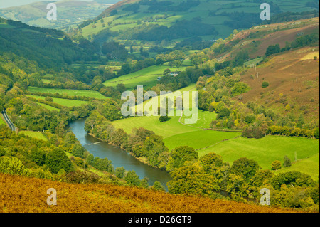 La RIVIÈRE WYE EN OCTOBRE EN DIRECTION DE BUILTH WELLS POWYS PAYS DE GALLES Banque D'Images