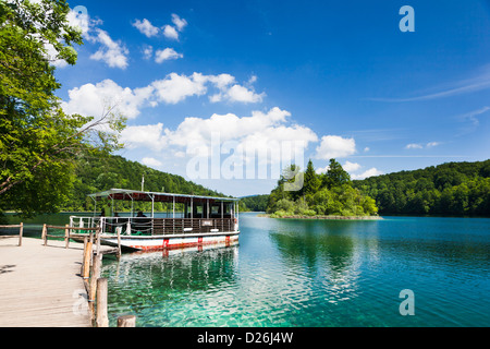 Les lacs de Plitvice dans le parc national Plitvicka Jezera en Croatie. Les visiteurs qui prennent une croisière sur le lac Kozjak. Banque D'Images