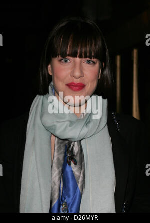 Londres, Royaume-Uni. 15 janvier 2013. L'actrice Michelle Ryan vu quitter le Savoy Theatre après avoir joué de Sally Bowles dans Cabaret Banque D'Images