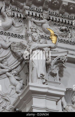 L'intérieur baroque de l'église de St.Pierre et St.Paul à Vilnius Banque D'Images