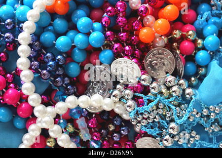 Un tas de bracelets de perles et de Mardi Gras Banque D'Images