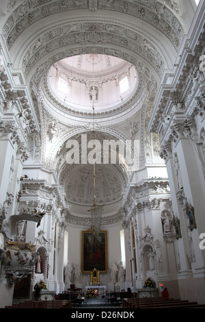 L'intérieur baroque de l'église de St.Pierre et St.Paul à Vilnius Banque D'Images