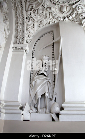 L'intérieur baroque de l'église de St.Pierre et St.Paul à Vilnius Banque D'Images