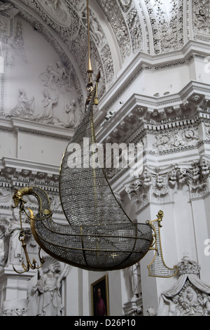 Lustre Baroque letton et l'intérieur de l'église de St.Pierre et St.Paul à Vilnius Banque D'Images