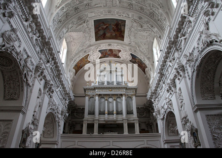 L'intérieur baroque de l'église de St.Pierre et St.Paul à Vilnius Banque D'Images