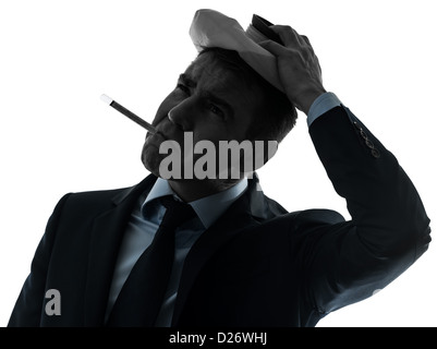 Un homme malade avec thermomètre et paquet de glace portrait en silhouette studio isolé sur fond blanc Banque D'Images