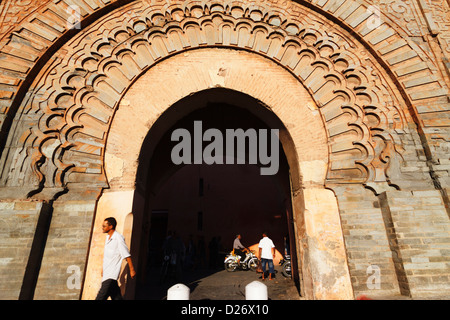 Bab Agnaou porte almohade, à l'entrée de la kasbah à Marrakech, Maroc Banque D'Images