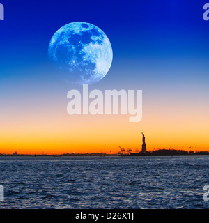 USA, New York City, Pleine lune au-dessus de la Statue de la Liberté Banque D'Images