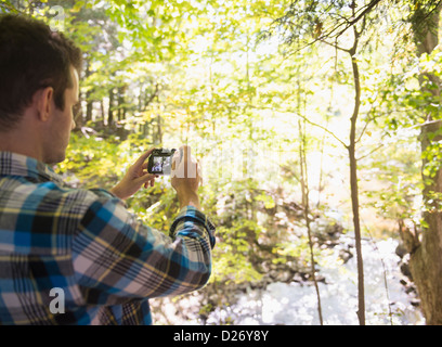 USA, Ohio, Newtown, Man taking picture in forest Banque D'Images