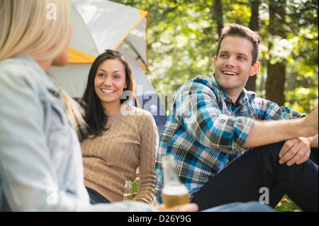 USA, Ohio, Newtown, trois amis camping en forêt Banque D'Images