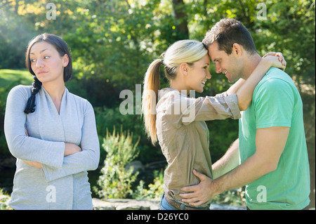 USA, Ohio, Newtown, Couple et malheureuse femme en forêt Banque D'Images