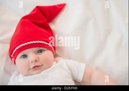 USA, New Jersey, Jersey City, Portrait of Baby Boy (2-5 months) porter le rouge santa hat Banque D'Images